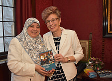 Dialogpartnerinnen Halime Cengiz und Pastorin Jutta Konowalczyk-Schlüter mit ihrem Buch „In die Moschee wollen sie alle“