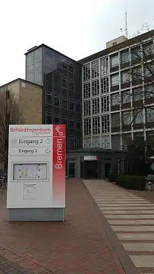 Wegweiser am neuen Behördenzentrum