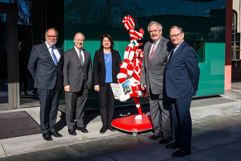 v.l.n.r.: Dr. Ansgar Burghof (Direktor und Vorstand GSI), Kent Logsdon (Geschäftsträger ad interim, US-Botschaft in Berlin), Staatsrätin Ulrike Hiller, Dr. h.c. Erik Bettermann (Präsident GSI) und Darrel Colson (Präsident Wartburg College). 
