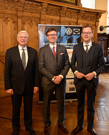 Professor Dr. Axel Herrmann, Leiter des Faserinstituts Bremen e.V. (FIBRE), Henning Hammer, Präsident der Bremer Baumwollbörse und Martin Günthner, Senator für Wirtschaft, Arbeit und Häfen.