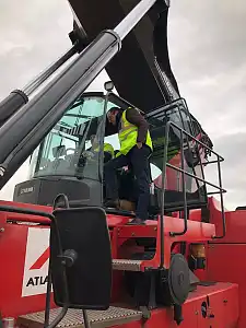 Auf dem Außengelände der Atlantik Hafenbetriebe hatte Senator Martin Günthner die Möglichkeit, einem der Containerstaplerfahrer des Unternehmens über die Schulter zu schauen.