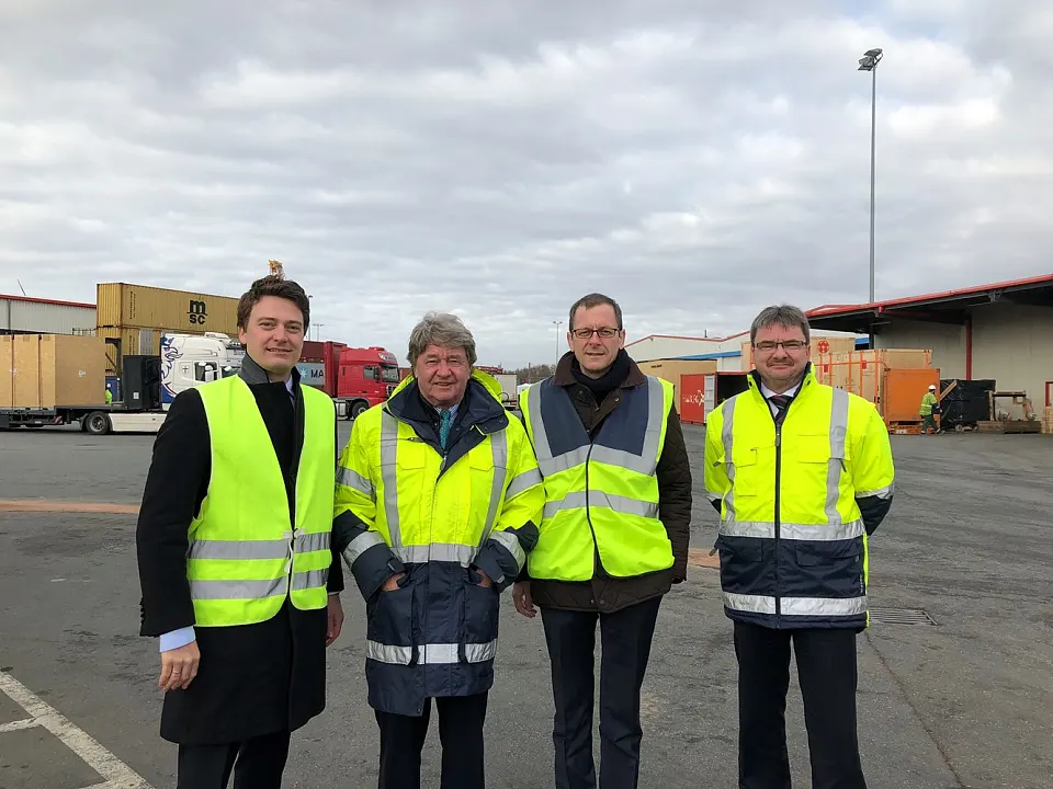 v.l.n.r.: Alexander Schnitger, Business Development Manager, Hans-Joachim Schnitger, geschäftsführender Gesellschafter, Martin Günthner, Senator für Wirtschaft, Arbeit und Häfen und Wolfgang Rose, Geschäftsführer, auf dem Außengelände der Atlantik Hafenbetriebe.