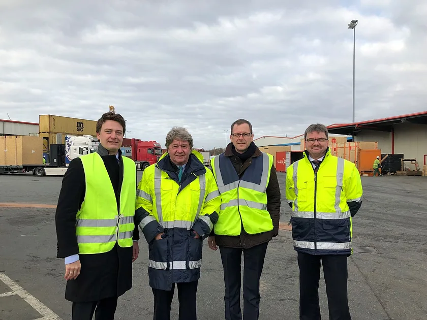 v.l.n.r.: Alexander Schnitger, Business Development Manager, Hans-Joachim Schnitger, geschäftsführender Gesellschafter, Martin Günthner, Senator für Wirtschaft, Arbeit und Häfen und Wolfgang Rose, Geschäftsführer, auf dem Außengelände der Atlantik Hafenbetriebe.