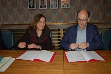 Finanzsenatorin Karoline Linnert und Handwerkskammer-Präses Jan-Gerd Kröger bei der Kontrakt-Unterzeichnung