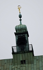 Der Windsbrautturm auf dem Dach des Neuen Rathauses am 27. März 2018. Noch fehlen die vier vergoldeten Pokale auf der Balustrade