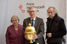 Im Einsatz für den Denkmalschutz: Bürgermeister Dr. Carsten Sieling, Senatskanzlei-Verwaltungsleiterin Kornelia Buhr und Restaurator Roland Peuthert mit einem der Pokale
