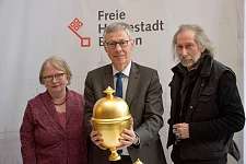 Im Einsatz für den Denkmalschutz: Bürgermeister Dr. Carsten Sieling, Senatskanzlei-Verwaltungsleiterin Kornelia Buhr und Restaurator Roland Peuthert mit einem der Pokale