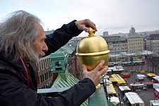 Auf dem Dach des Neuen Rathauses: Restaurator Roland Peuthert montiert einen Pokal