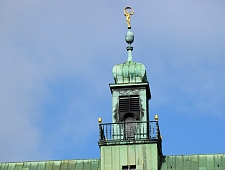 Nach erfolgreicher Arbeit: Der Windsbrautturm auf dem Dach des Neuen Rathauses am 29. März 2018 mit den vier vergoldeten Pokalen