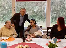 Generationenübergreifender Treff in der Tagespflege-Einrichtung  "Süderdeel"; rechts im Bild Marina Norkwest (Koordinatorin Hamme Lou)