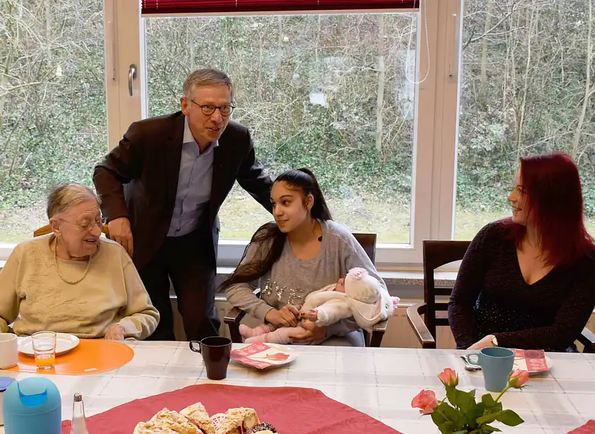 Generationenübergreifender Treff in der Tagespflege-Einrichtung  "Süderdeel"; rechts im Bild Marina Norkwest (Koordinatorin Hamme Lou)