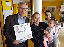 Die Mütter Gina und Chantal freuen sich mit ihren Töchtern Luana und Mejreme über den Besuch des Bürgermeisters