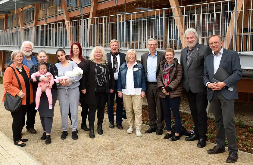 von links: Barbara Riechers-Kuhlmann (stellvertretende Vorsitzende der AWO Bremerhaven), Manfred Jabs (Geschäftsführer AWO Bremerhaven), Mütter der Hamme Lou mit ihren Kindern: Gina mit Luana, Chantal mit Mejreme, Marina Norkwest (Koordinatorin Hamme Lou), Ilona Kaupat-Neubauer (Bereichsleitung Frühförderung und Schulische Hilfen), Dr. Uwe Lissau (Vorsitzender der AWO Bremerhaven), Petra Rupietta-Kis ( Bereichsleitung Altenhilfe), Dr. Carsten Sieling, Dr. Claudia Schilling (Stadträtin für Soziales, Jugend, Familie, Frauen und Arbeitsmarktpolitik), Uwe Parpart (Stellvertretender Vorsitzender der AWO Bremerhaven), Hans-Joachim Ewert (Architekt bei der Stäwog)