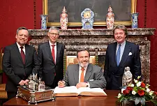 Personen auf dem Bild (v.l.): Generalkonsul Carlos Heredia, Bürgermeister Carsten Sieling, Botschafter Elmer Schialer, Honorarkonsul Hans-Joachim Schnitger