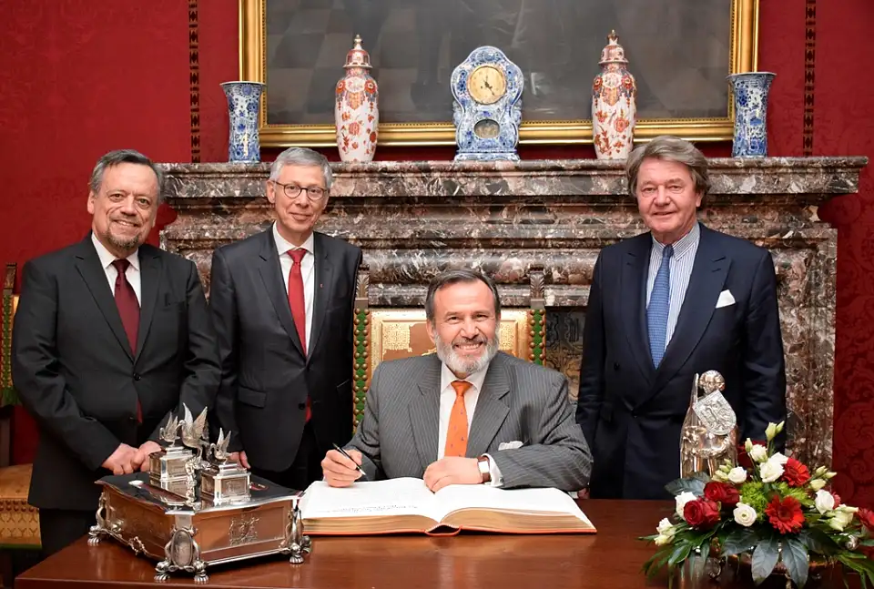 Personen auf dem Bild (v.l.): Generalkonsul Carlos Heredia, Bürgermeister Carsten Sieling, Botschafter Elmer Schialer, Honorarkonsul Hans-Joachim Schnitger