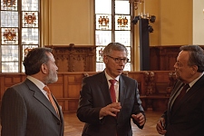 Bei einer kurzen Führung in der Oberen der Rathaushalle erläutert Bürgermeister Sieling den Gästen die Geschichte des Alten Rathauses