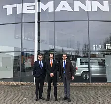 Andreas Heyer, Geschäftsführer WFB Wirtschaftsförderung Bremen GmbH, Caspar Plump, Operative Geschäftsleitung Tiemann Gruppe, und Martin Günthner, Senator für Wirtschaft, Arbeit und Häfen vor dem Unternehmensgebäude in der Bremer Neustadt