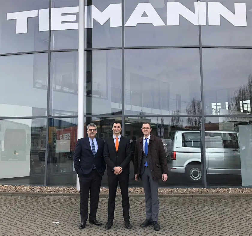 Andreas Heyer, Geschäftsführer WFB Wirtschaftsförderung Bremen GmbH, Caspar Plump, Operative Geschäftsleitung Tiemann Gruppe, und Martin Günthner, Senator für Wirtschaft, Arbeit und Häfen vor dem Unternehmensgebäude in der Bremer Neustadt