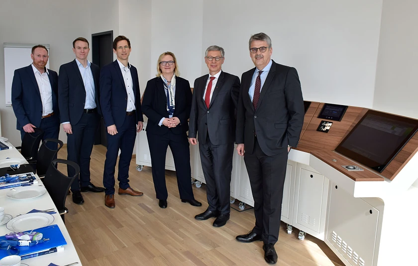 von links: Christian Niemann, Bereichsleiter Produktion, Christian Koch, Personalleiter, Thorsten Dannenfeldt, Prokurist und Kaufmännischer Leiter, Geschäftsführerin Sonja Foremny, Bürgermeister Carsten Sieling und Andreas Heyer, Geschäftsführer WFB Wirtschaftsförderung Bremen GmbH