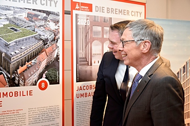 Jens Ristedt (li.) und Bürgermeister Carsten Sieling freuen sich über die anstehenden Bauprojekte in der Bremer Innenstadt, die auf den Infotafeln der Ausstellung zu sehen sind