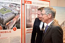 Jens Ristedt (li.) und Bürgermeister Carsten Sieling freuen sich über die anstehenden Bauprojekte in der Bremer Innenstadt, die auf den Infotafeln der Ausstellung zu sehen sind