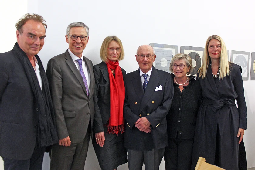 v.l.n.r. Peter Friese (Direktor Weserburg | Museum für moderne Kunst), Bürgermeister Dr. Carsten Sieling, Dr. Anne Thurmann-Jajes (Leiterin Zentrum für Künstlerpublikationen), Uwe Hollweg, Karin Hollweg, Dr. Britta Kaiser-Schuster (Dezernentin der Kulturstiftung der Länder) | © Bettina Brach/Zentrum für Künstlerpublikationen