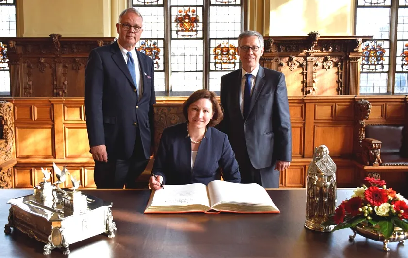 Beim Eintrag ins Goldene Buch (v.l.): Honorarkonsul Lutz Peper, Botschafterin Inga Skujina und Bürgermeister Carsten Sieling