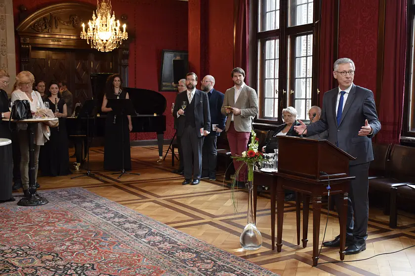 Bürgermeister Carsten Sieling begrüßt die geladen Gäste und das Trio: Anastastija Hotulova, Rosa Vidal Romero und Zane Rubesa