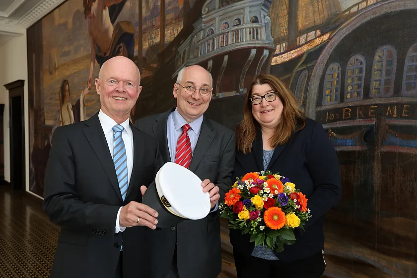 Übergabe der „Kapitänsmütze“ im Rathaus als  symbolische Handlung auf der „Brücke“ der Bremer Heimstiftung: Im Beisein der  Aufsichtsratsvorsitzenden, Sozialsenatorin Anja Stahmann, übergibt Alexander Künzel (links) den Vorsitz im Vorstand  der Heimstiftung an den bisherigen Finanzvorstand der Stiftung, André Vater. 