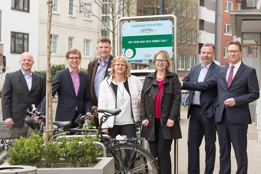GEWOBA gewinnt den Wettbewerb Fahrradaktiver Betrieb 2017, bei der Übergabe waren dabei (v.l.n.r.):  Sven Eckert (Geschäftsführung ADFC Bremen), Jens Deutschendorf (Verkehrsstaatsrat), Susanne Tiedemann (Gewoba), Andrea Wiskandt (Personalreferentin für Weiterentwicklung und betriebliches Gesundheitsmanagement der Gewoba), Rainer Hamann (stellv. Vorstand ADFC), Jörg Twiefel (Stellvertreter des Vorstandes AOK Bremen / Bremerhaven), Stefan Geussenhainer (Leiter Personalmanagement, Gewoba