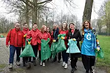 Sauber! Azubis der Sparkasse, Bürgermeister Sieling und Finanzsenatorin Linnert 