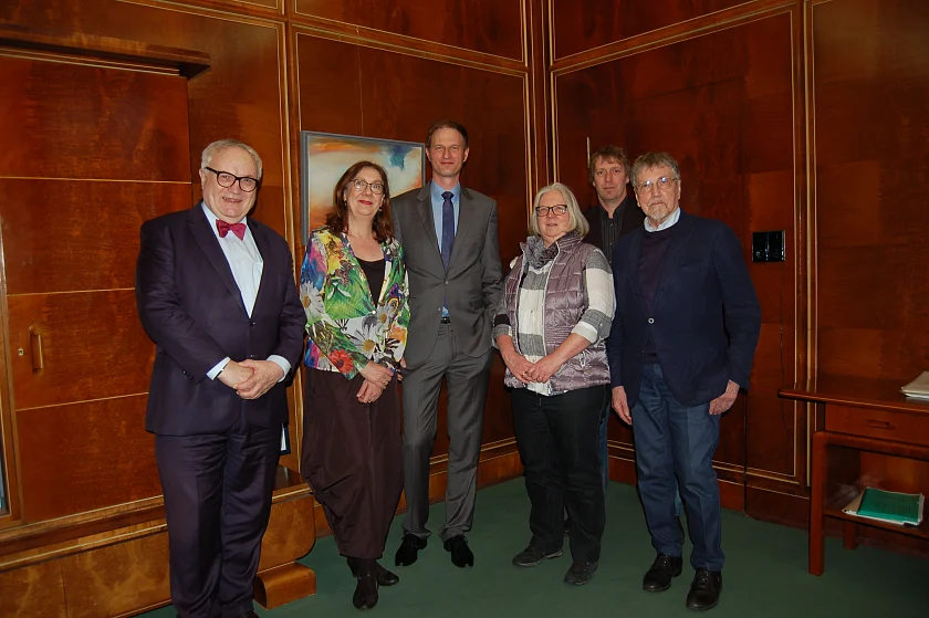 Freuen sich auf den Start der Bremer Herbsthelfer-projekte .Henning Lühr, Karoline Linnert, Dr. Ole Nordhoff, Andrea Ackermann, Jan Klaassen und Prof. Herbert Kubicek (von links) 