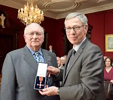 Ordensverleihung: Kurt Nelhiebel und Bürgermeister Carsten Sieling