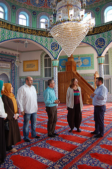 Gemeindemitglieder und Karoline Linnert (zweite von rechts) im prächtigen Gebetsraum der Fatih-Moschee