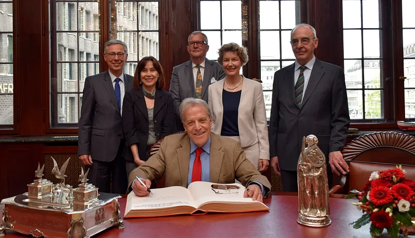 Botschafter Manuel Mejía Dalmau beim Eintrag ins Goldene Buch