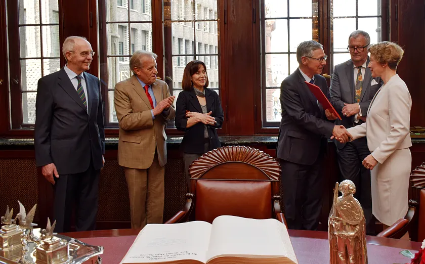 Bürgermeister Carsten Sieling überreicht Birgit Severin de Salinas die Bestätigungsurkunde zur neuen Honorarkonsulin 