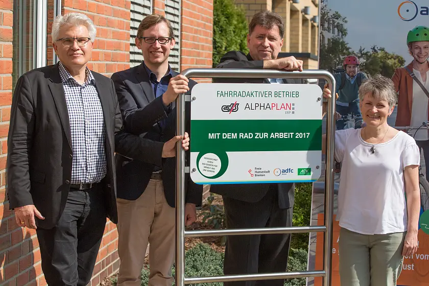 Gemeinsam bei der Siegerehrung waren vor Ort (vlnr): Olaf Woggan (Vorstand AOK Bremen / Bremerhaven), Verkehrsstaatsrat Jens Deutschendorf, Hans-Joachim Drawert (Geschäftsführender Gesellschafter CVS) und Bonnie Fenton (Vorsitzende ADFC Landesverband Bremen)