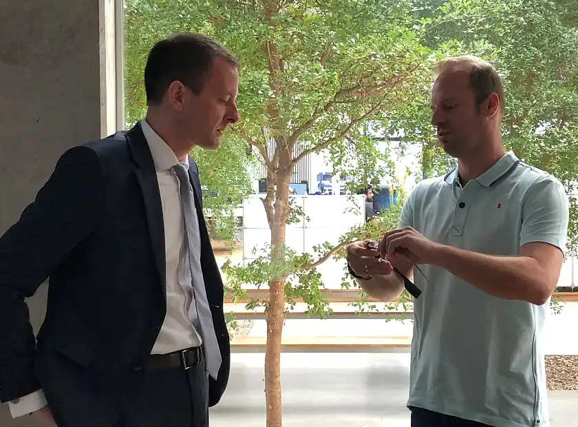 Wearable Computing Lösungen aus Bremen: Ubimax-Geschäftsführer Dr. Hendrik Witt erläutert Senator Martin Günthner die Funktionen der Datenbrille