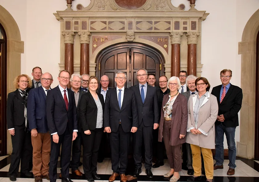 Bürgermeister Carsten Sieling (Mitte) und Helmut Dedy (re. daneben), Hauptgeschäftsführer des Deutschen Städtetages, mit den Geschäftsführerinnen und Geschäftsführern der Mitgliedsverbände des Deutschen Städtetages 