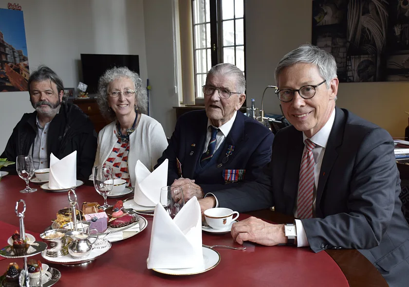 Bürgermeister Carsten Sieling empfing Harry Callan sowie dessen Sohn Brian Callan und Schwiegertochter Michèle Callan in seinem Amtszimmer