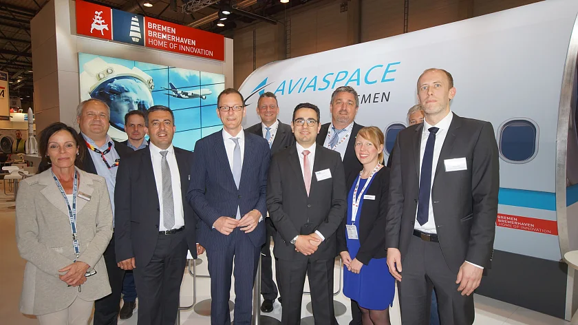 Martin Günthner, Senator für Wirtschaft, Arbeit und Häfen, mit den Ausstellerinnen und Ausstellern auf dem Gemeinschaftsstand