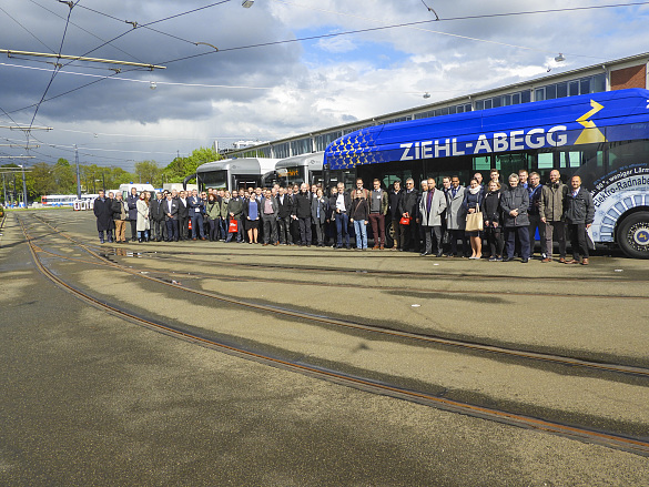 Internationale Fachleuchte für E-Mobilität besichtigen die in Bremen eingesetzten Elektrobusse