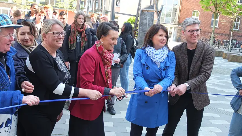Das Foto zeigt (von links nach rechts): Margret Böttcher (Lappland-Initiative Bremen e.V.), Silvia Maliki (Rila e.V.), Konstanze Neysters (kommissarische Leiterin, OS Leibnizplatz), Senatorin Dr. Claudia Bogedan, Staatsrätin Ulrike Hiller und Knut Walther (Oberstufenleitung OS Leibnizplatz)