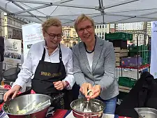 Senatorin Quante-Brandt mit Köchin Barbara Stadler