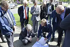 Gemeinsam vor Ort: Bevor es auf das Areal ging, verschafften sich die Anwesenden mithilfe einer Karte Überblick