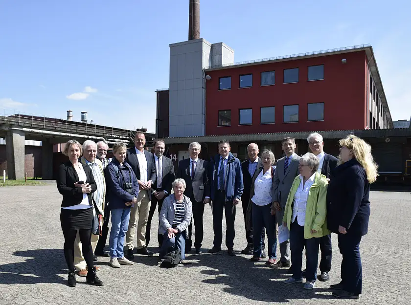 Bürgermeister Dr. Carsten Sieling, Bausenator Dr. Joachim Lohse (beide Mitte), Vertreter von Justus Grosse Real Estate GmbH, der swb AG, wesernetz Bremen GmbH und die Delegation bestehend aus Mitgliedern des Beirates Woltmershausen während der gemeinsamen Ortsbegehung