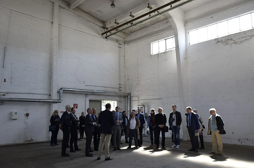 Eines von vielen Gebäuden, vielseitig nutzbar und 2.000 Quadratmeter groß: Die „Halle 2“ bietet sich für diverse Möglichkeiten wie Einlagerung, Produktionsfläche, oder vielleicht für spezielle Events und Veranstaltungen an