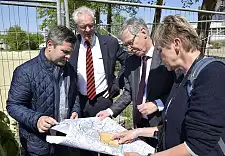 Andreas Fröstl, Geschäftsführer der wesernetz Bremen GmbH (li.), Michael Ganzer, Liegenschaften wesernetz, und Stadtplanerin Jutta Bettin  berichteten Bürgermeister Carsten Sieling über den Baufortschritt auf dem Gelände der geplanten Kita