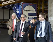 Max Roggemann (re.) und Jürgen Roggemann führten durch die großen Hallen des Holzimporteurs