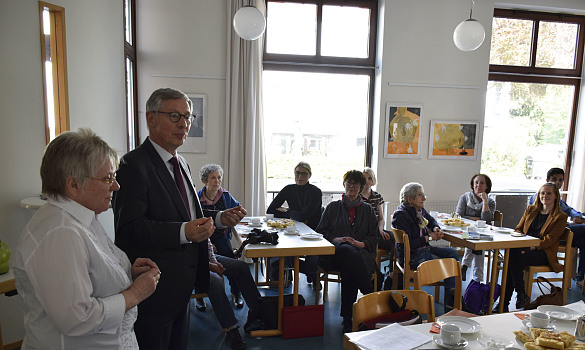 „Pusdorf schnackt…“ mit dem Bürgermeister: Beiratssprecherin Edith Wangenheim und alle Anwesenden freuten sich über den Austausch im Kulturhaus Pudsorf